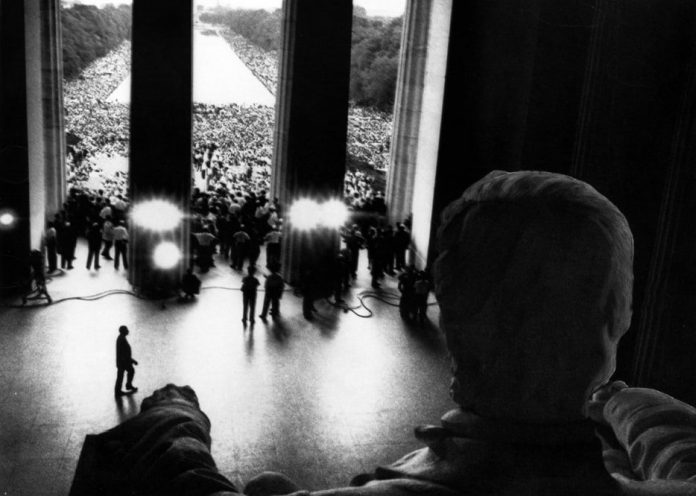 Zdjęcia zrobione zza pomnika Lincolna podczas słynnego przemówienia Martina Luthera Kinga, Jr. [28 sierpnia 1963 r.]