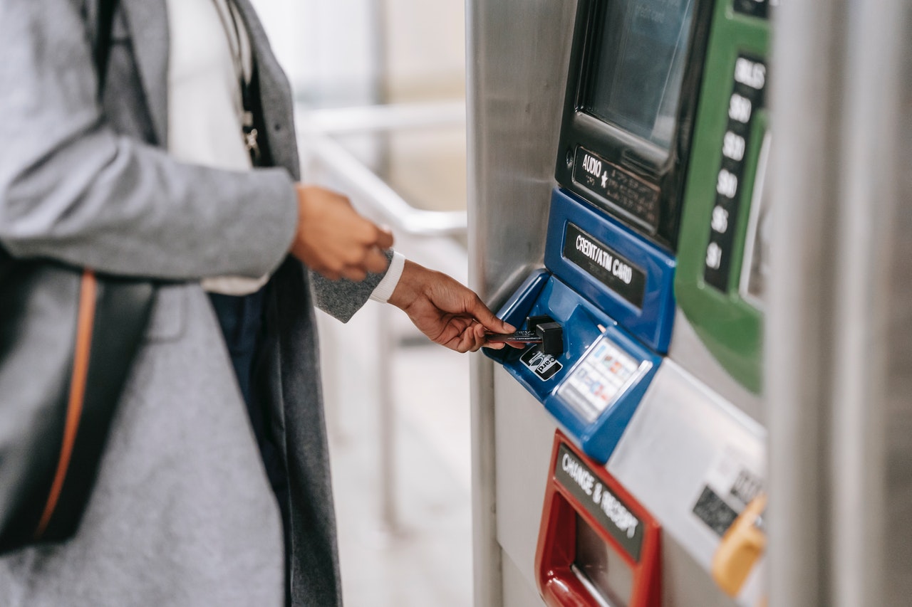 Person stoppar in sitt kort i en bankomat