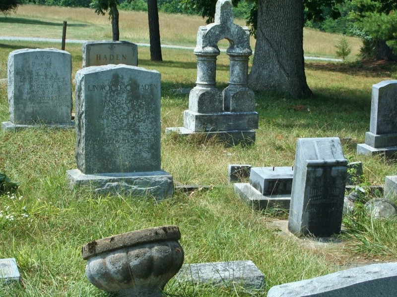 Cementerio con lápidas de piedra