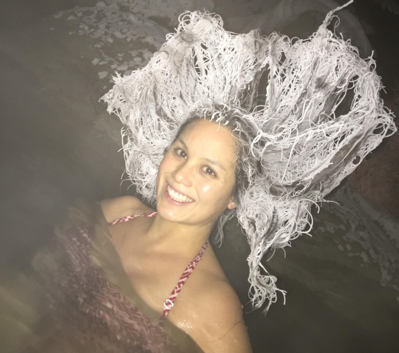 Mujer dentro de aguas termales y su cabello congelado