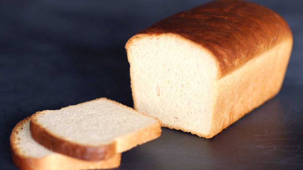 Pan blanco rebanado sobre una mesa negra