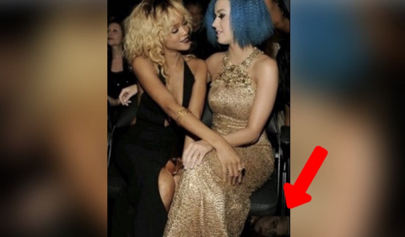 Rihanna tocando la pierna de Katy mientras la mira a los ojos