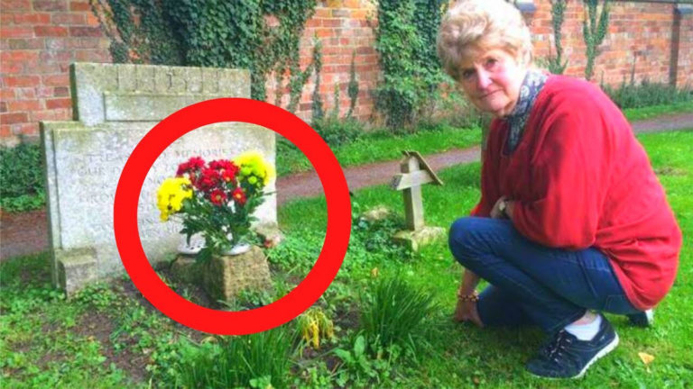 할머니는 남편의 무덤에서 꽃을 발견했습니다 – 꽃다발속 메모가 그녀를 놀라게 했습니다.