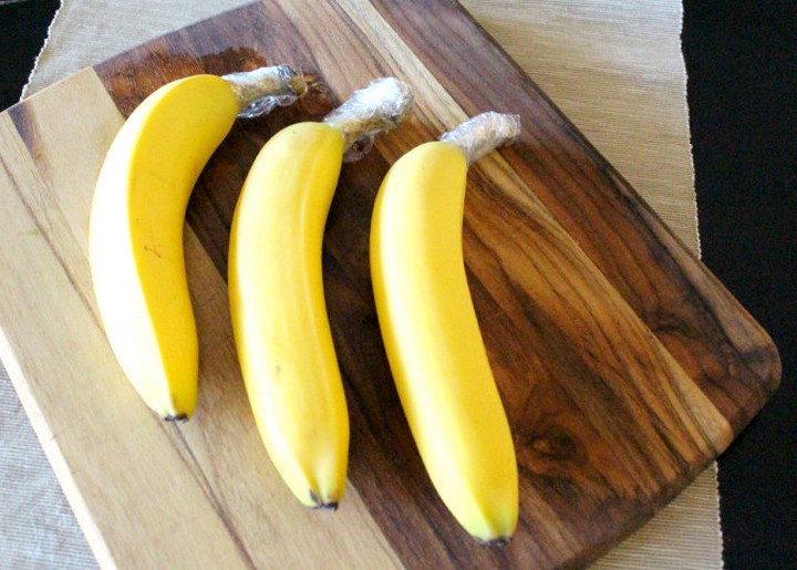 banana with nylon tied to stem