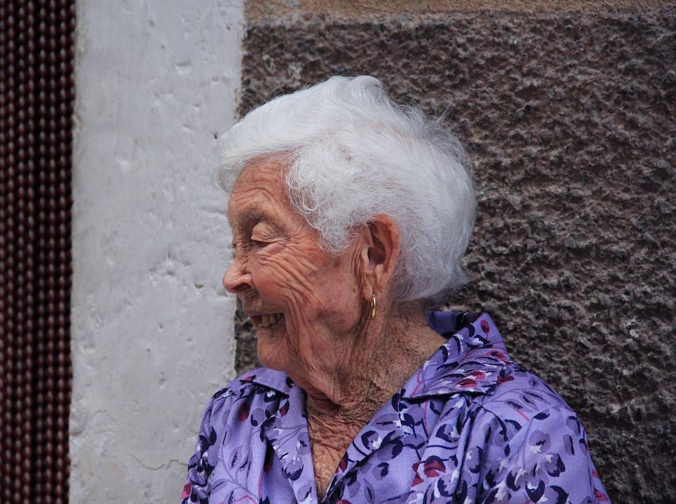 Anciana de pelo blanco