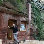 Este homem comprou uma caverna de 700 anos e a transformou em um lugar incrível!