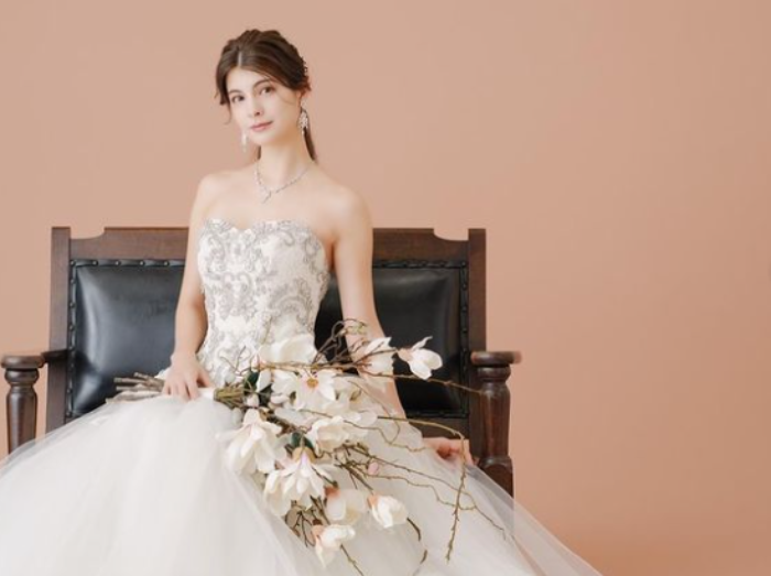 【必見】モデル・マギーが披露した結婚式用ドレスが美しすぎる！