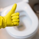 En kvinna lindar in plastfolie runt toaletten en gång i månaden - resultatet är häpnadsväckande