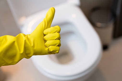 En kvinna lindar in plastfolie runt toaletten en gång i månaden – resultatet är häpnadsväckande