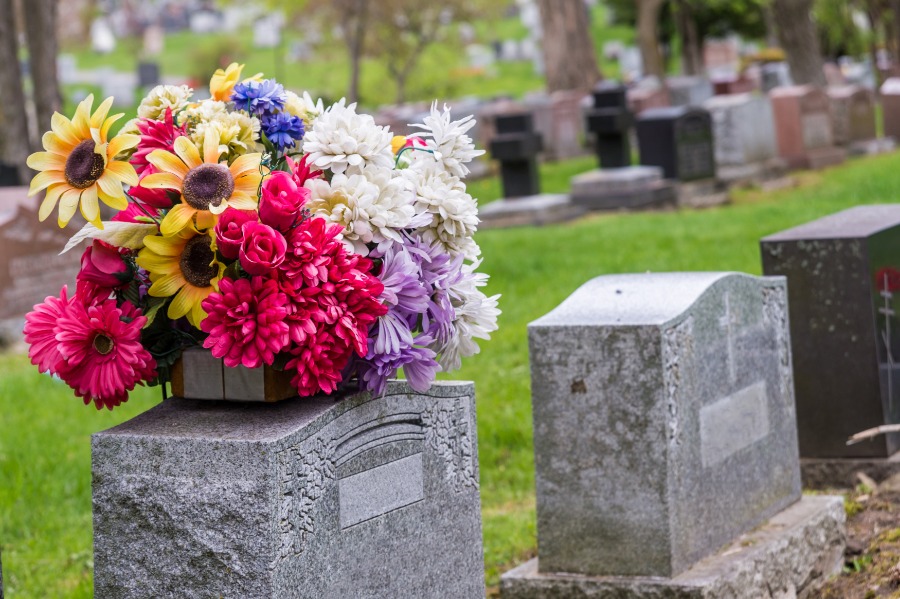 Cementerio con flores en una lápida
