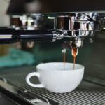Cercetările demonstrează: Aceste bacterii sunt găsite în aparatele de cafea care nu sunt curățate co...